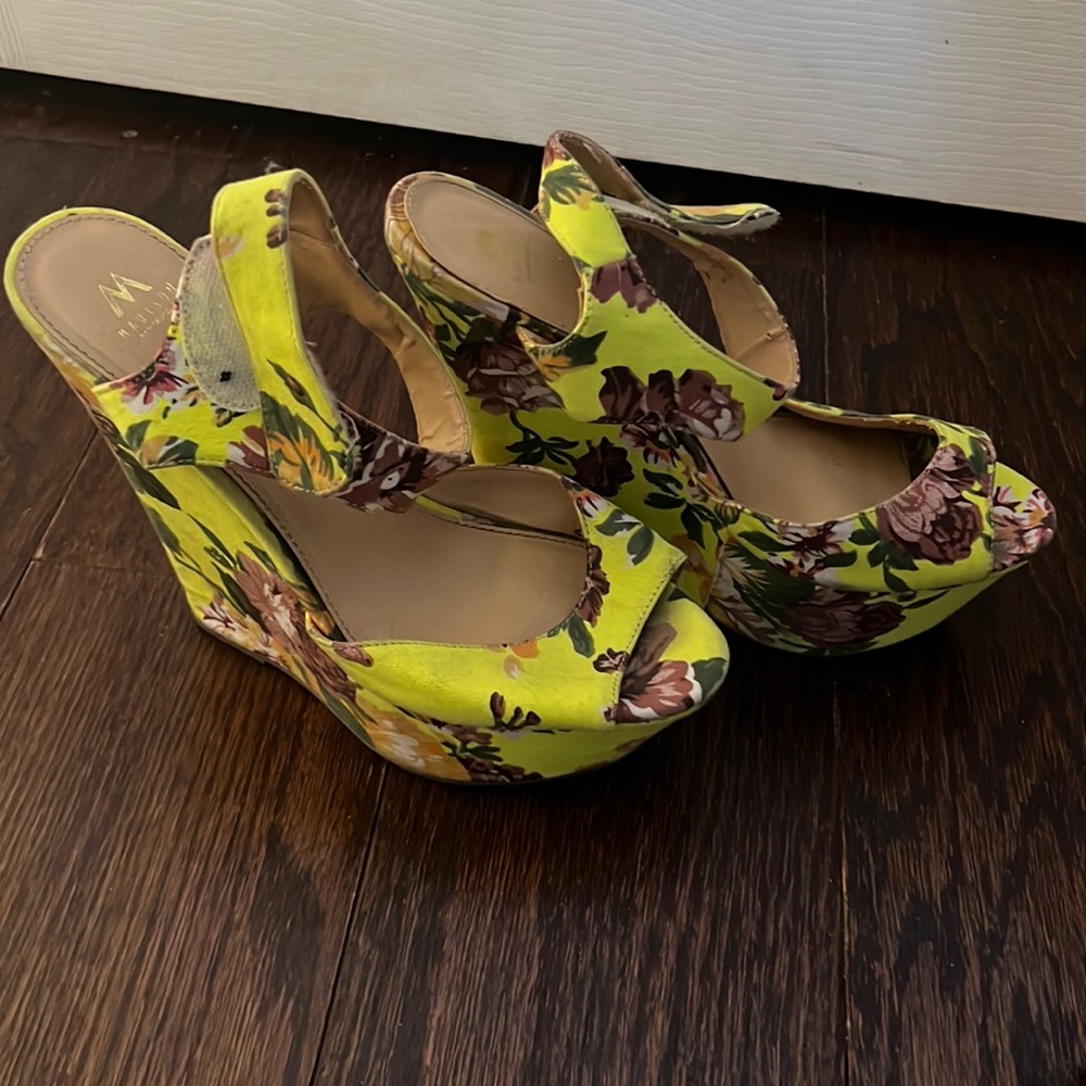 Shoe dazzle size 9 great summer shoe.
